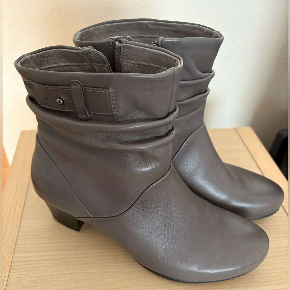 NWOT- WOMENS EARTH BOOTS